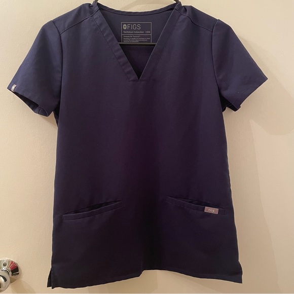 FIGS Casma Three-Pocket Scrub Navy Top - Picture 5 of 8